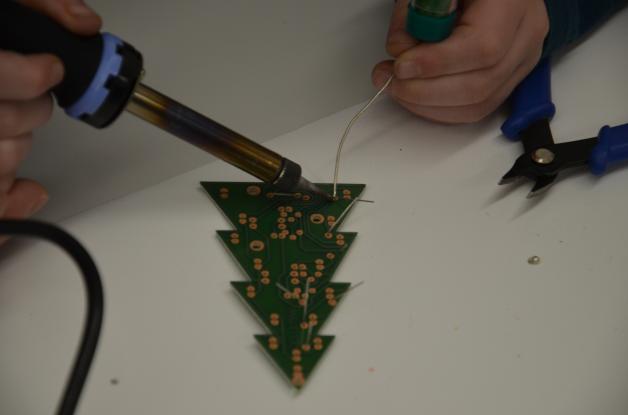 Orolotay NE555 LED Weihnachtsbaum Dekoration LED Blinking Leiterplatte Löten DIY Kit Rot Grün Blinkendes Licht Löten Übungsplatine Orolotay NE555 LED Weihnachtsbaum Dekoration LED Blinking Leiterplatte Löten DIY Kit Rot Grün Blinkendes Licht Löten Übungsplatine