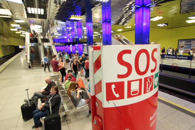 U-Bahnhof München: Notrufsäule with Ersthilfe and Erstversorgung of Notfallopfern and SOS-Piktogrammen.