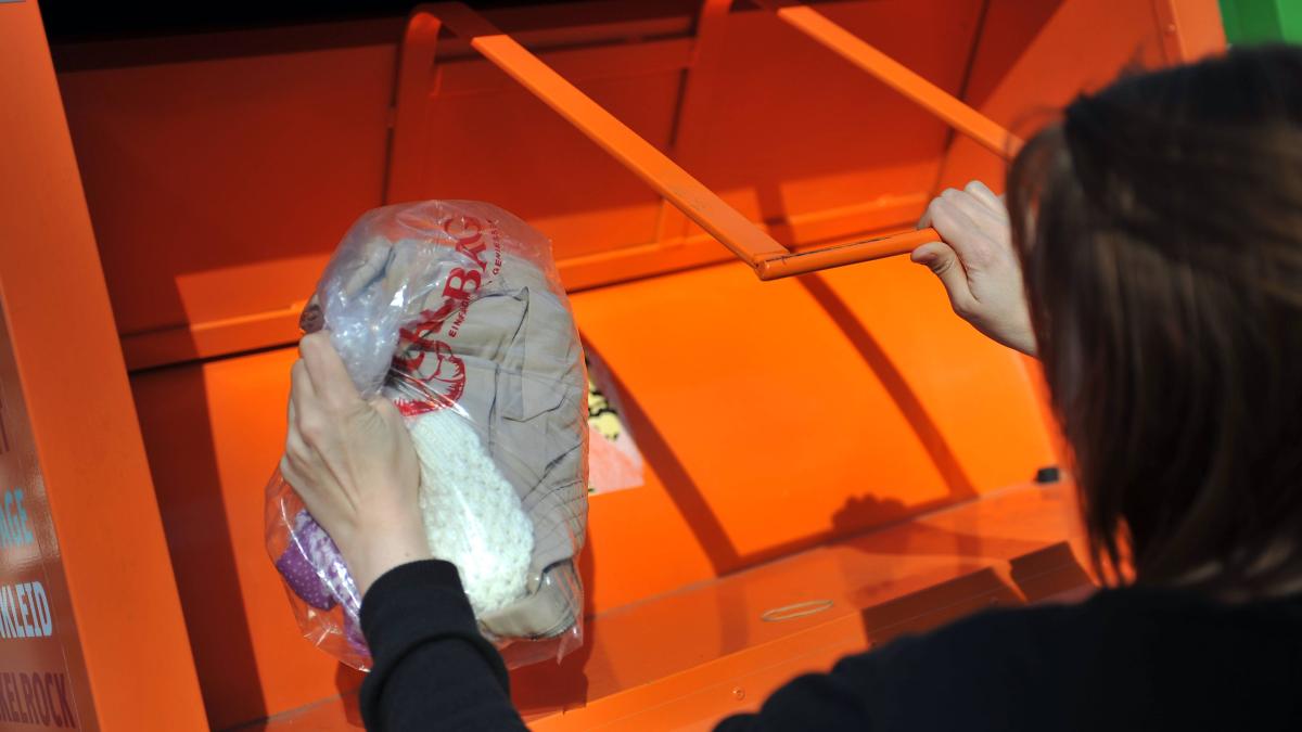 Kaputte Kleidung Entsorgen Wertstoffhof Kosten Kaputte Kleidung entsorgen: Bald nicht mehr im Restmüll erlaubt