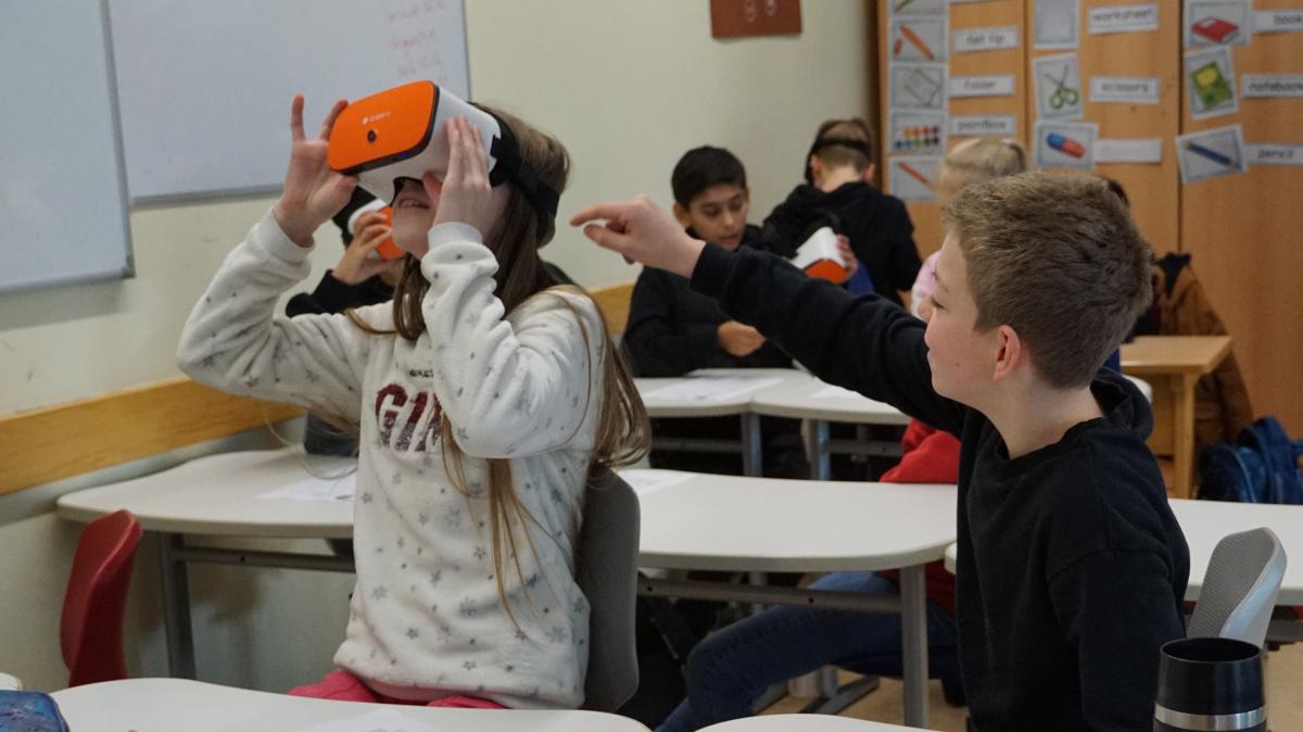 Mit VR-Brillen tauchen die Schüler in virtuelle Unterrichtswelten ein.Foto: Grafschafter Nachrichten/Anke Mücke