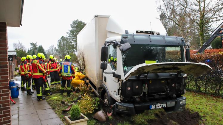 Unfall in Ellerbek Lkw landet nach Ausweichmanöver im