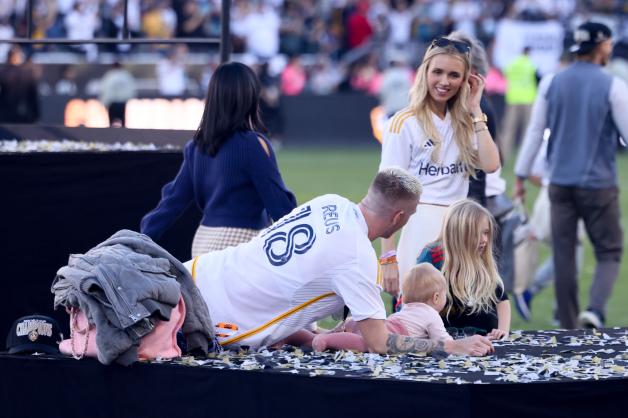 Marco Reus played with seiner Familie nach dem Sieg über die New York Red Bulls.