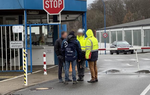 Verhandlungen am Werkstor über die Unterbrechung der Stromversorgung: Stadtwerke-Geschäftsführer Bernd Reichelt und ein Kollege im Gespräch mit zwei Vertretern der FSG-Nobiskrug. 