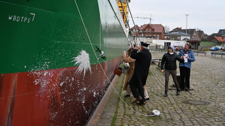 Brareb Schiffstaufe in Rendsburg „Ute Braren“ fährt künftig nach England | SHZ