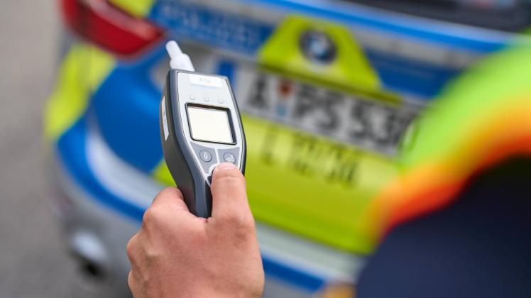 Strafe Zeichen Hagen: Betrunken vor Baum gefahren - Strafe für Maseratifahrerin