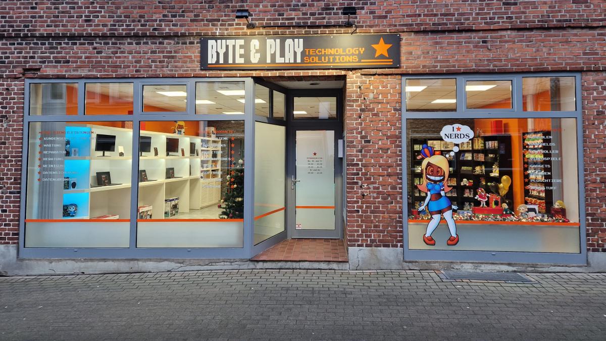 Neues Geschäft in der Bahnhofstraße: Byte & Play Technologie Solutions.Foto: Mette Andresen