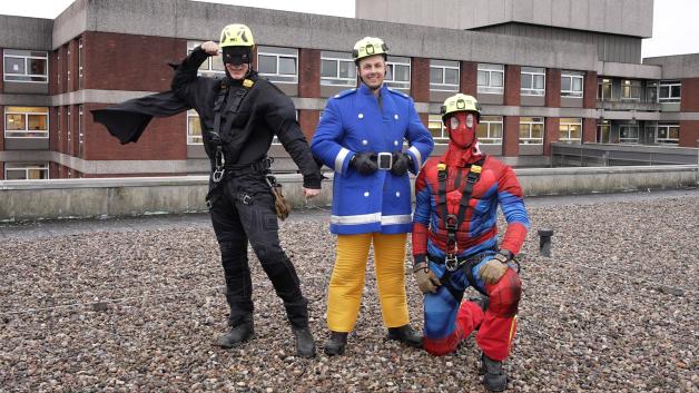 Spider-Man and his college Batman and Sam, the Feuerwehrmann. Die Drei seilen sich gleichzeitig ab. 