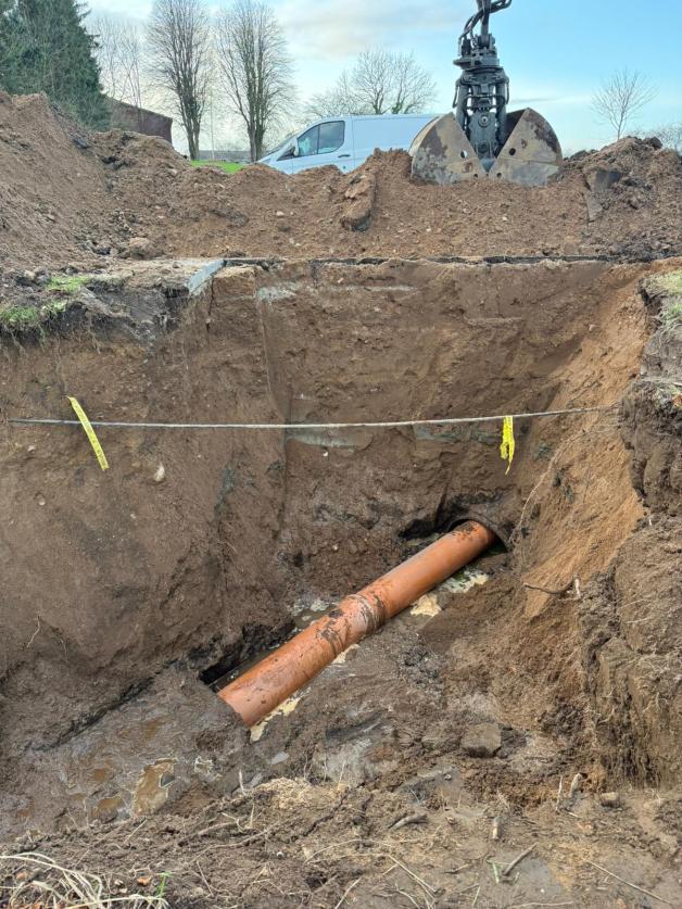 Rohrbruch verursacht Straßensperrung in Schaalby