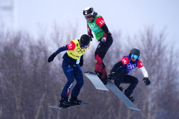 Sophie Hediger (Mitte) zusammen mit Kristina Paul vom Russischen Olympischen Komitee (ROC) und der Britin Charlotte Bankes bei den Olympischen Spielen 2022 in Peking.