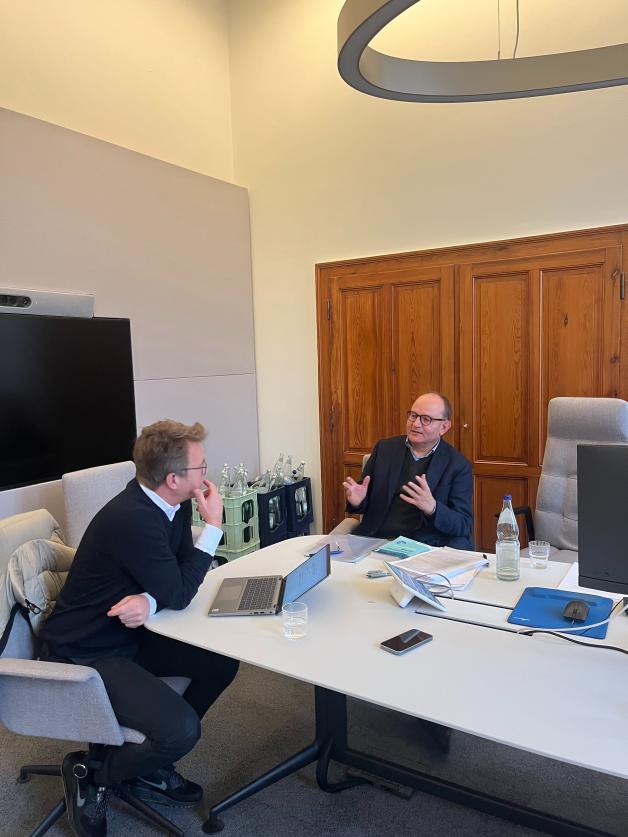 Ottmar Edenhofer beim Interview in seinem Büro im Potsdam-Institut für Klimafolgenforschung (PIK)