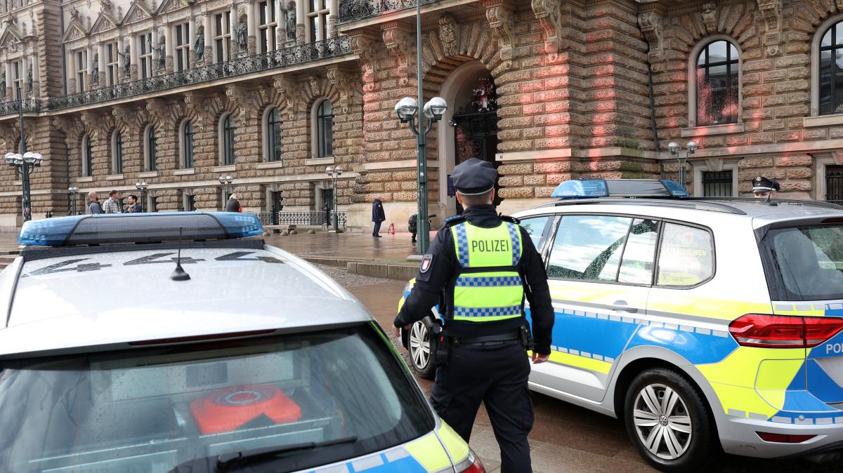 Farb-Anschlag-auf-Hamburger-Rathaus-Angeklagter-erscheint-nicht-zum-Prozess