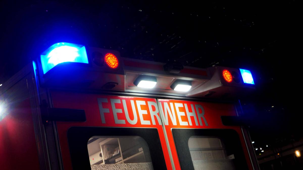 Durch-Feuerwerk-Transporter-brennt-auf-Parkplatz-in-Osnabr-ck-vollst-ndig-aus