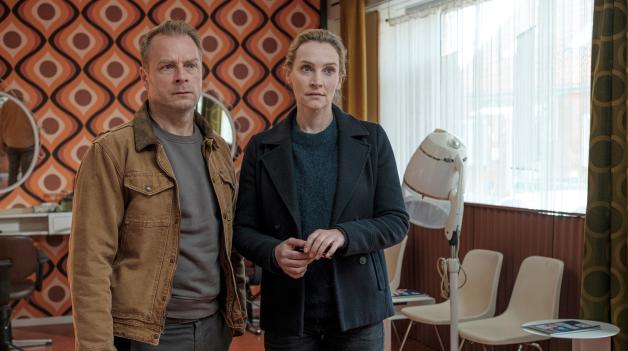 Es knistert: Hauke Jacobs (Hinnerk Schönemann) und Hannah Wagner (Jana Klinge) im Salon von Friseurin Grit Hartmann. Es knistert: Hauke Jacobs (Hinnerk Schönemann) und Hannah Wagner (Jana Klinge) im Salon von Friseurin Grit Hartmann.