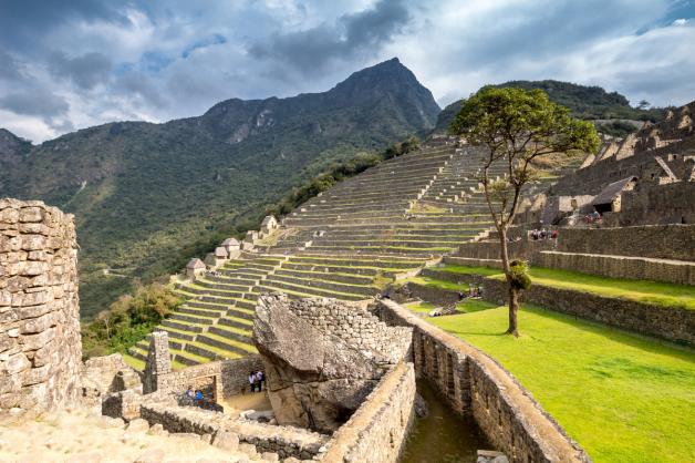 A highlight are the many terraces. Auf ihnen wurde Ackerbau beutining, mit ihnen der Berg stabilisiert und der Mutterboden nicht von den tropicen Regenfällen fortgeschwemmt.