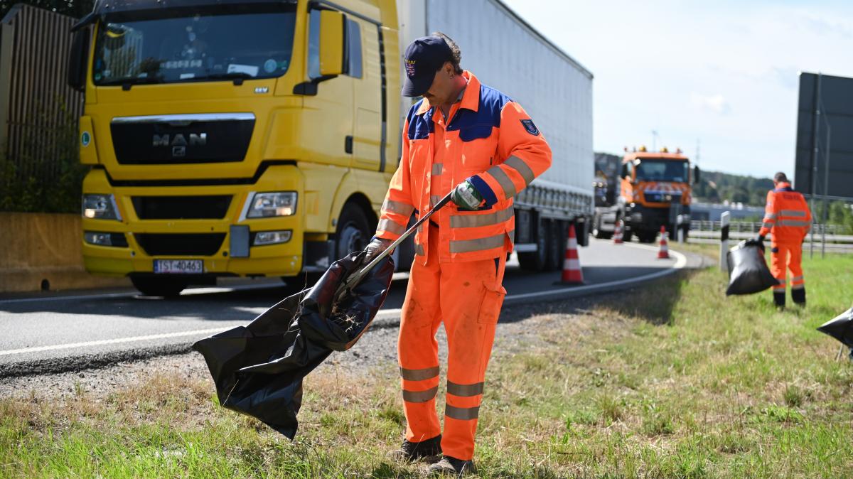 M-llsammler-auf-der-Autobahn-In-Osnabr-ck-haben-sie-viel-zu-tun