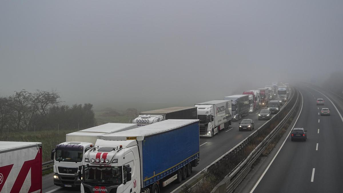 Drei-Verletzte-nach-Unfall-zwischen-Lastwagen-und-Auto-auf-der-A30-in-Melle