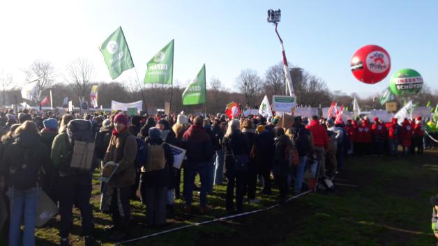 Tausende Menschen bei der friedlichen und kunterbunten Demo 