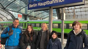 Zusammen mit Greenpeace-Mitglied Tobias Demircioglu (links) fuhren Sophia, Jasmin, Aurelia und Elisa (von links) aus Georgsmarienhütte am Samstag zur Demo „Wir haben es satt“ nach Berlin.