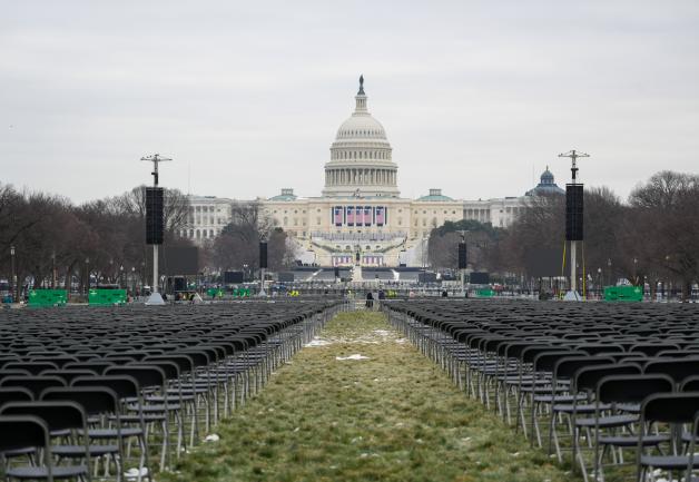 Leere Stühle stehen vor dem Kapitol in Washington. Aufgrund der eisigen Kälte wird die Amtseinführung des künftigen US-Präsidenten Trump ins Kapitol verlegt.