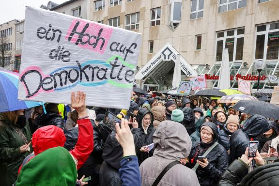 Demo gegen den AfD-Infostand am Theater 2025