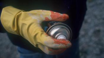 Bildnummer: 51842523  Datum: 01.04.2000  Copyright: imago/Jochen TackHand hält eine Spraydose, Objekte , Körperteile; 2000, Essen, Hände, Handschuh, Handschuhe, Gummihandschuh, Gummihandschuhe, Dose, Dosen, Spraydose, Graffiti, Sprayer, Graffitisprayer; , quer, Kbdia, Einzelbild, Deutschland,  o0 Symbolfoto