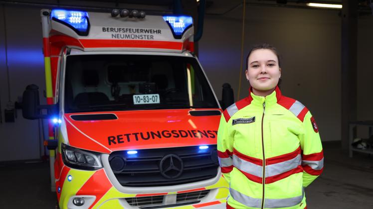 Hannah H. (22) ist Notfallsanitäterin im ersten Lehrjahr. Um sich ihren Berufswunsch zu erfüllen, ist sie aus dem Herzogtum-Lauenburg nach Neumünster gezogen.