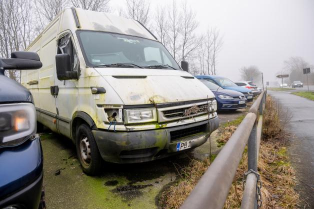 Rottet Ebenfalls Vor Sich Hin: Ein Iveco-Kleintransporter Mit Bulgarischen Kennzeichen.