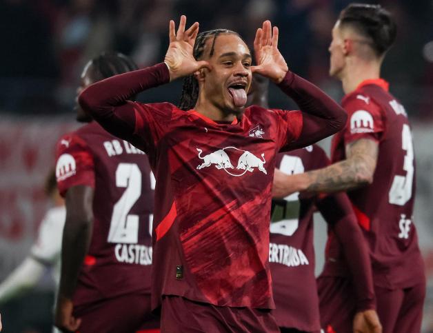 Ätsch, bätsch: aufreizend bejubelt xavi simons seinen trafffer zum 2: 0.
