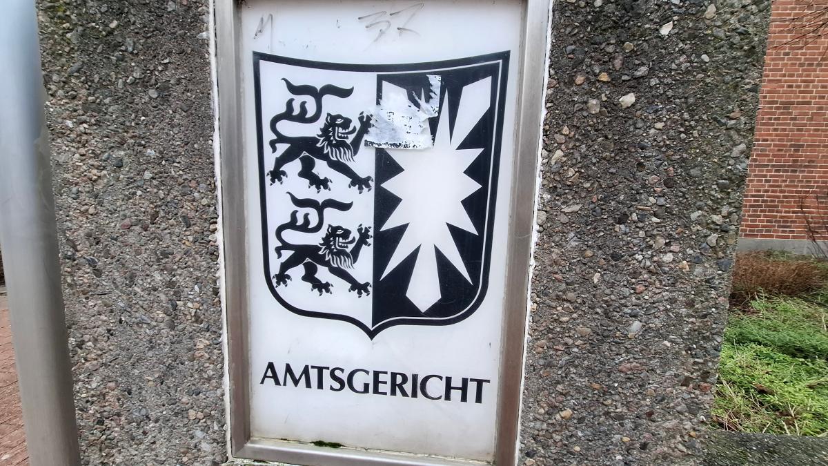 Strafe Zeichen Polizisten mit Erschießen gedroht: Strafe für Mann aus Barmstedt