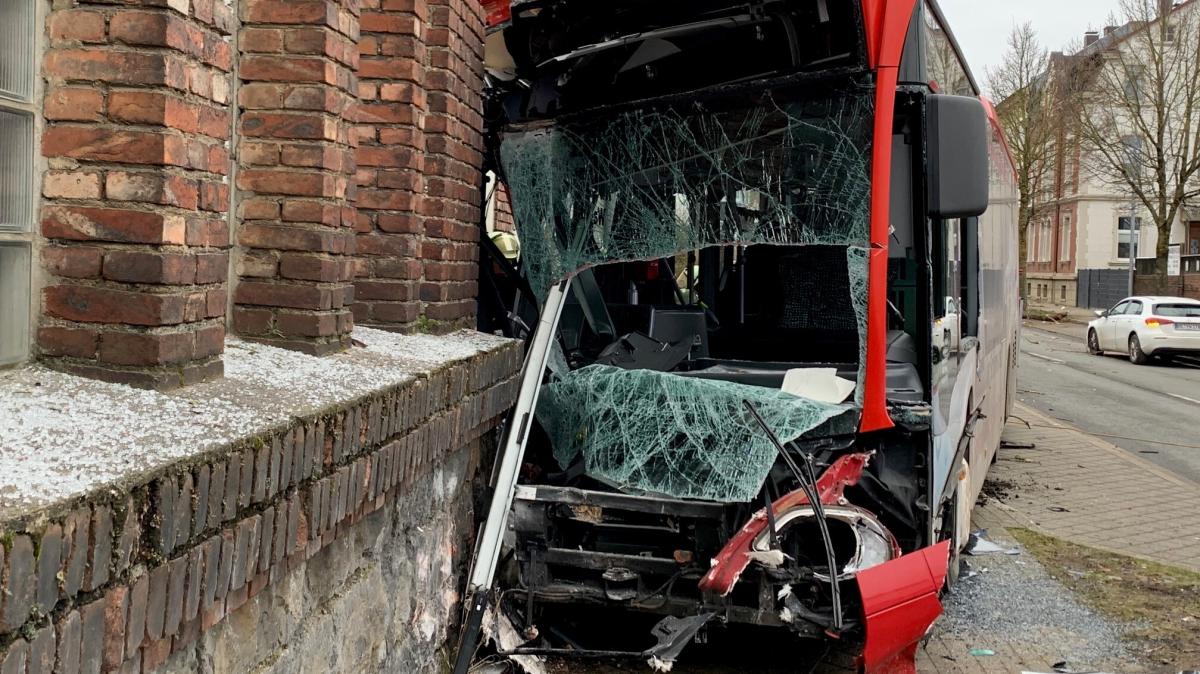 bus-sorgt-f-r-tr-mmerfeld-im-sauerland-mehrere-verletzte-ein-mensch-in-lebensgefahr