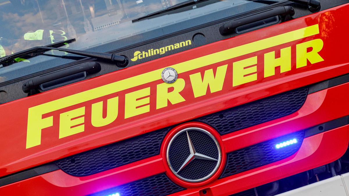 Gro-feuer-in-Lingen-Halle-von-Rosen-in-Lingen-steht-in-Flammen