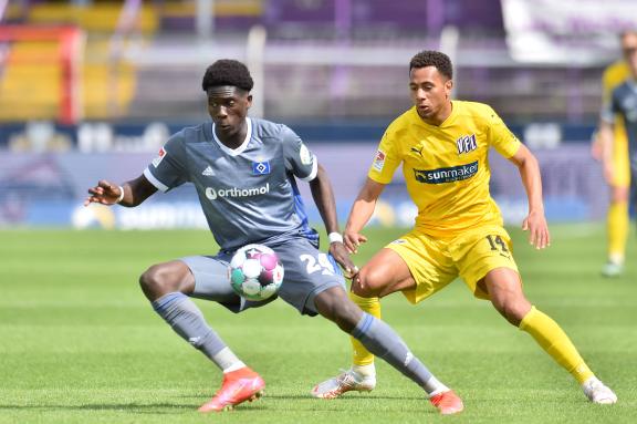 Amadou Onana (l.) schnürte in der Zweitligasaison 2020/21 seine Fußballschuhe für die Rothosen, ehe er für 5,6 Millionen Euro zum OSC Lille wechselte. Weil sich die Hamburger obendrein 20 Prozent der künftigen Transfergewinne sicherten, wuchs die Summe beim Weiterverkauf an den FC Everton (39,87 Millionen Euro) auf insgesamt 13,75 Millionen Euro an. Damit steht der belgische Nationalspieler auf Platz fünf der Rekord-Abgänge des HSV. Fußball - 2. Bundesliga - 33. Spieltag - VfL Osnabrück - Hamburger SV am 16.05.2021 an der Bremer Brücke in Osnabrück A