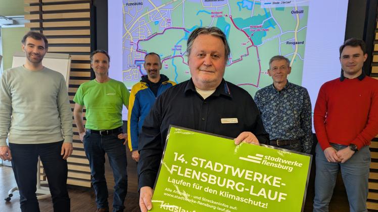 Freuen sich auf den Stadtwerke-Flensburg-Lauf 2025: Niklas Neumeyer (Klimaschutzmanager), Dirk Thole (Geschäftsführer Stadtwerke Flensburg und Klimapakt-Vorstand), Jan Dreier (LK Weiche), Ludwig Kiefer (Triple Events), Stadtwerke-Sprecher Peer Holdensen und Ben Ullmann (v.l.n.r.).