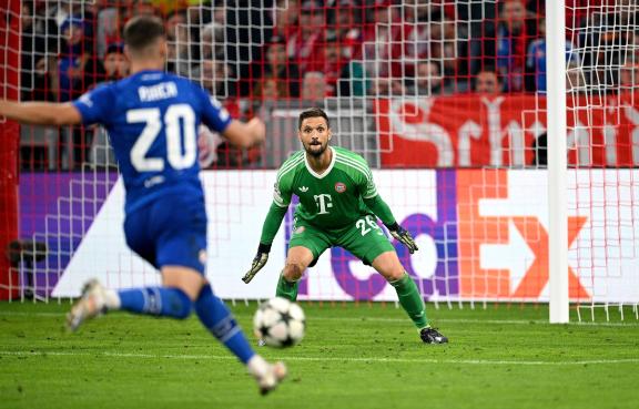 Seit mittlerweile zehn Jahren steht der heute 36-Jährige bei den Bayern als Neuer-Ersatz unter Vertrag. Seinen Platz auf der Münchner Ersatzbank gab der Keeper in dieser Zeit nur für ein einjähriges Engagement in Hamburg auf. In der Saison 2020/21 verdrängte Ulreich die heutige Nummer eins Daniel Heuer Fernandes und hütete für eine Spielzeit das HSV-Tor. Von seinem Erfahrungsschatz versprachen sich die Verantwortlichen einen entscheidenden Vorteil im Aufstiegskampf. Eine Hoffnung, die sich nicht erfüllen sollte. FUSSBALL CHAMPIONS LEAGUE SAISON 2024/2025 Vorrunde 1. Spieltag FC Bayern Muenchen - Dinamo Zagreb 17.09.2024 Torwart Sv