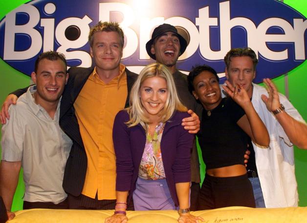 Die Moderator Aleksandra Bechtel und Oliver Geißen (2.vl), posing am 03.08.2000 mit den hausbewohnern der esten Staffel Zlatko (L), Jürgen, Andrea und John.