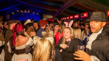 Wer mitfeiern will, sollte schnell sein: Die Tickets für die Party nach dem Umzug sind schnell vergriffen.