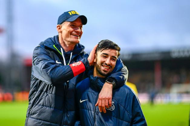 St. Pauli-Trainer Alexander Blessin (l.) und Wolfsburgs Mohamed Amoura arbeiteten in Belgien höchst erfolgreich zusammen. St. Pauli-Trainer Alexander Blessin (l.) und Wolfsburgs Mohamed Amoura arbeiteten in Belgien höchst erfolgreich zusammen.