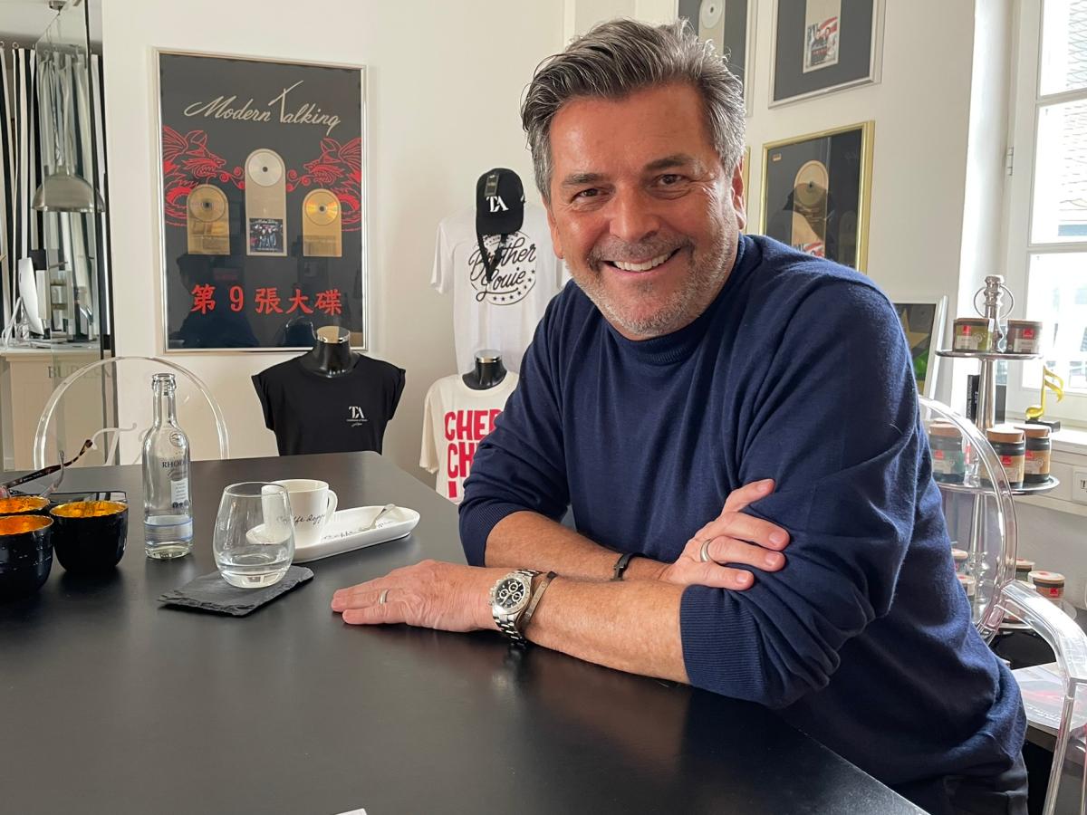 Hausbesuch: Wir treffen Thomas Anders und seinen Bürohund