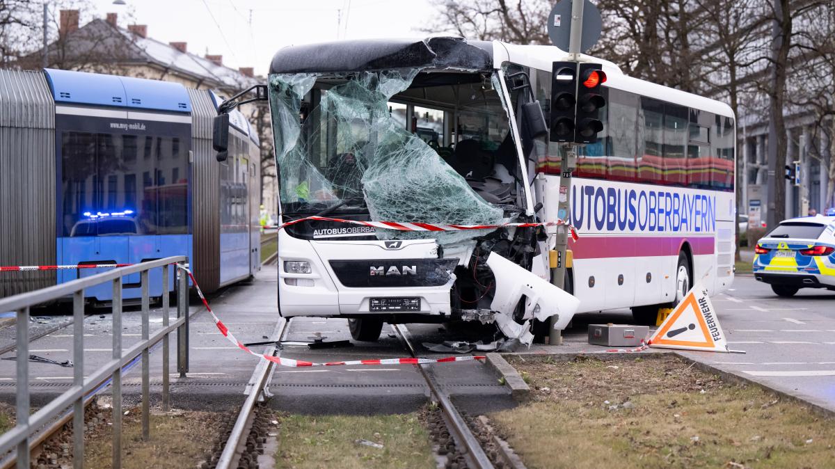 schwerer-unfall-zwischen-reisebus-und-stra-enbahn-in-m-nchen-kinder-verletzt