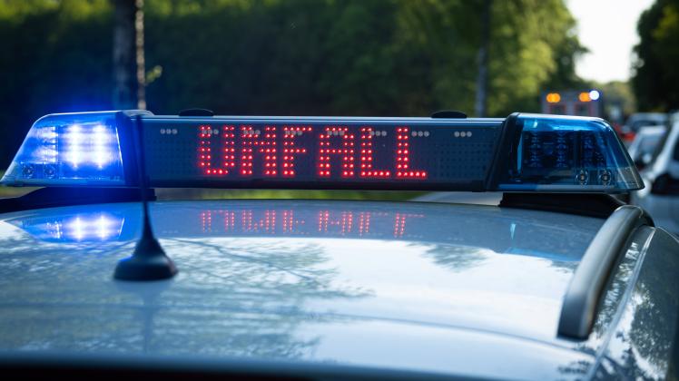 Melle, Deutschland 02. Mai 2024: Ein Einsatzfahrzeug, Streifenwagen, der Polizei steht mit Blaulicht und dem Schriftzug 