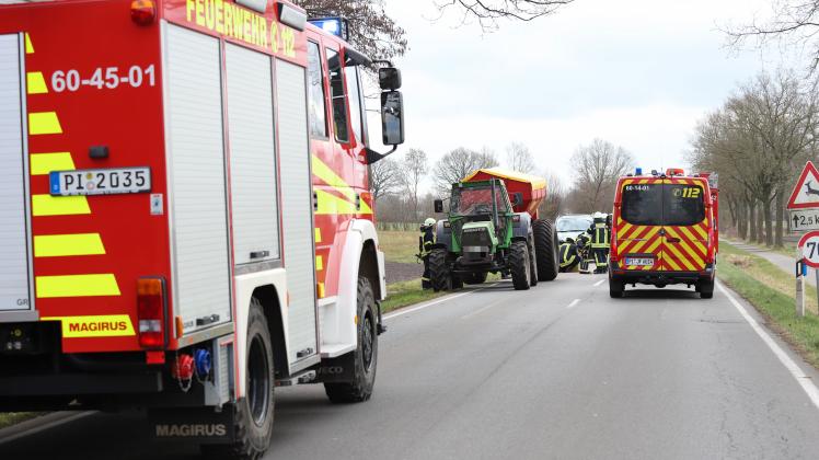 Die Feuerwehr musste am Sonnabend auf der Barmstedter Straße in Brande-Hörnerkirchen eine Ölspur abstreuen, die ein Trecker verursacht hatte.