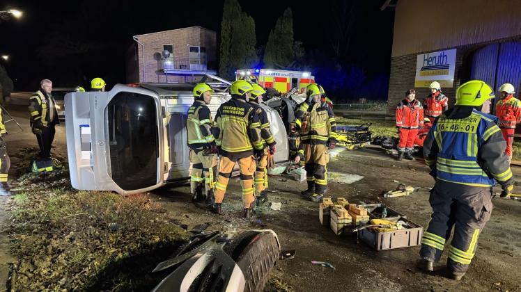 Der Unfallwagen war frontal gegen einen Baum geprallt und auf die Seite gekippt. 