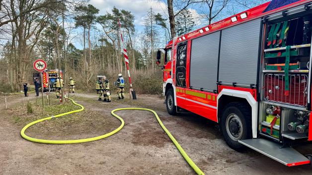 waldbrand-in-wedel-wehr-verhindert-gr-eres-feuer