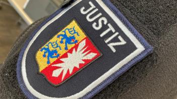 Aufnäher mit dem Hinweis „Justiz“, Mitarbeiter des Amtsgerichts Pinneberg in der Außenstelle Schenefeld