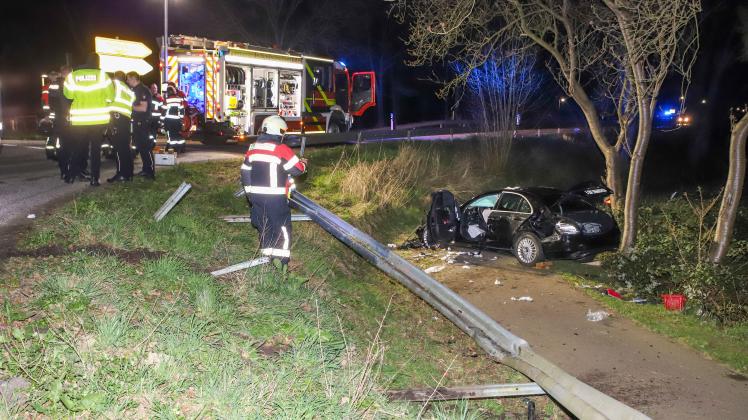 An der Einfahrt zum Kreisverkehr verlor der 28 Jahre alte Uetersener die Kontrolle über den Mercedes. Das Auto überschlug sich und kam neben der Fahrbahn zum Stehen. dwd