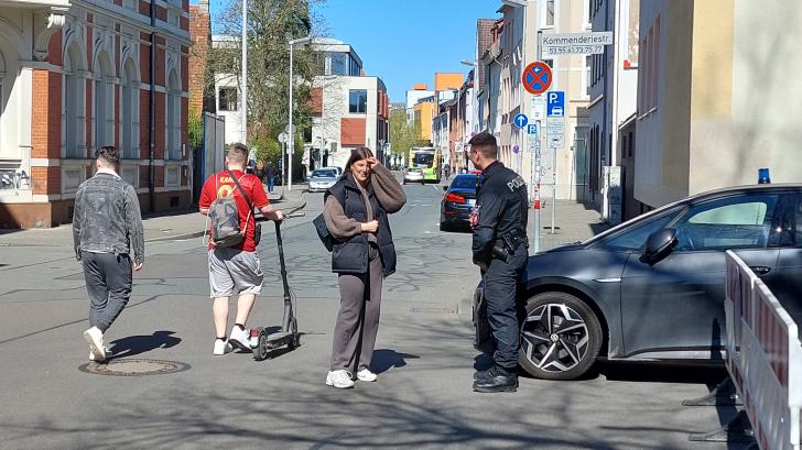 Kurz nach 12.30 Uhr zeigt der Schrittezähler unseres Reporters 13.500 Schritte an, die er seit seinem Rundgang absolviert hat. Bei seiner Reportage hat er viel erlebt - auch wie viel Gesprächs- und Erklärungsbedarf es gibt, wie hier an der Kommenderiestraße. (Reportage Rundgang um das Evakuierungsgebiet 6.4.2025)