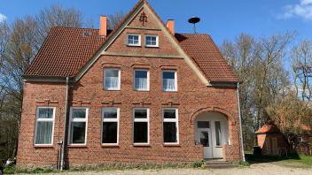 Auch die Alte Schule Niehuus gehört zu den drei Immobilien, die an das Fernwärmenetz angeschlossen werden.