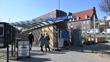 Dauerbaustelle Kleikuhle in Husum: Der neue Fahrstuhl ist immer noch nicht in Betrieb.