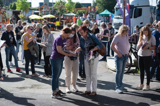 Students interacting with exhibitors at ⁤Training 49 fair.