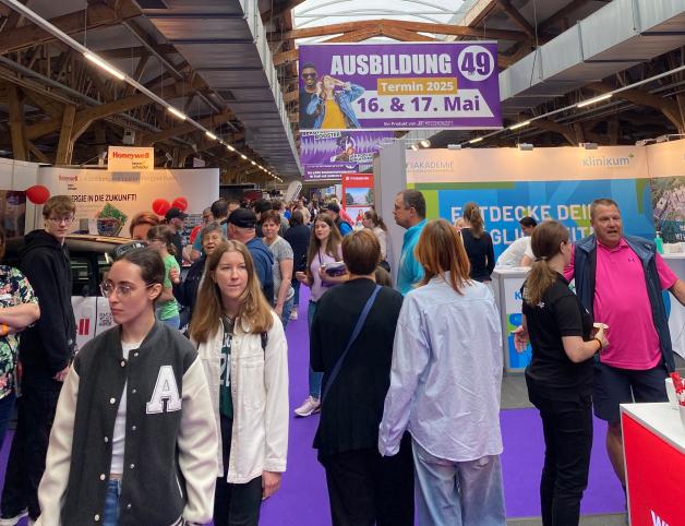 A⁢ presenter engaging the audience during ⁤a 'Corporate Talk'‌ session.